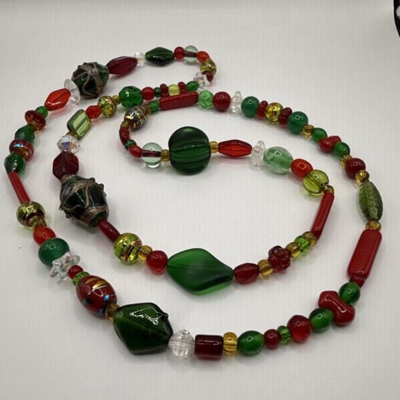 The Unbranded Brand Jewelry - Vintage Necklace‎ Art Glass Red Green Beads Round & Figural Abstract Beaded 14in